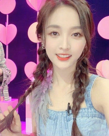 Hair, Face, Hairstyle, Eyebrow, Lip, Beauty, Hair coloring, Forehead, Long hair, Chin, 