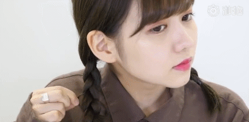 Hair, Face, Hairstyle, Skin, Chin, Cheek, Forehead, Nose, Ear, Neck, 